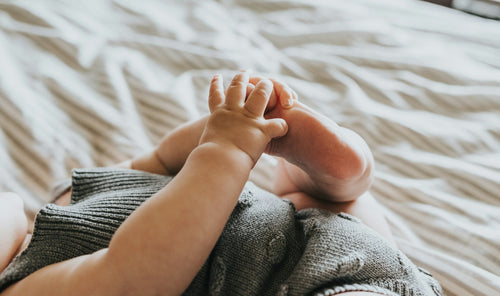 À quel age bébé attrape ses pieds ?