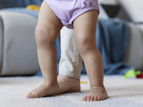 Mon bébé boite mais ne se plaint pas, quand s'inquiéter ?