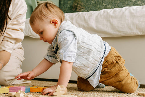 À quel âge marche un bébé à 4 pattes ?