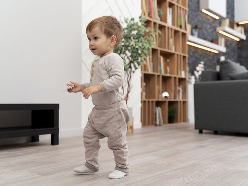 Bébé qui marche très tôt : quel impact ?