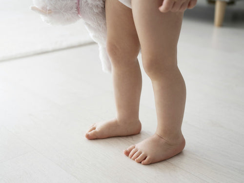 Pourquoi mon enfant a-t-il les genoux en X ?